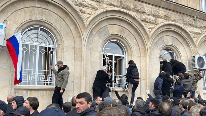 Abxaziyada siyasi gərginlik: Müxalifətin təzyiqi, prezidentin "istefa" vədi (TƏHLİL)
