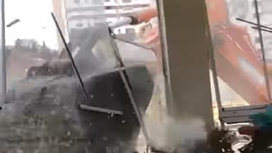 Yasamalda yaşayış olan ev uçurduldu - Saxlanılanlar var (VİDEO/YENİLƏNİB)