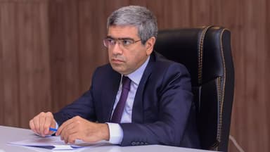 Nazir məşhur cərraha vəzifə verdi (FOTO)