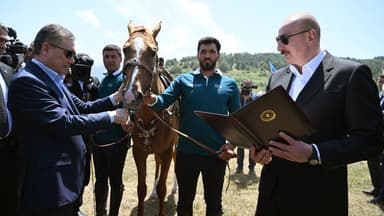Qurbanqulu Berdiməhəmmədova "Dostluq" adlı Qarabağ atı hədiyyə edildi (YENİLƏNİB)
