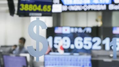 Trampın siyasəti dolları risk altında qoyur - "Bloomberg"