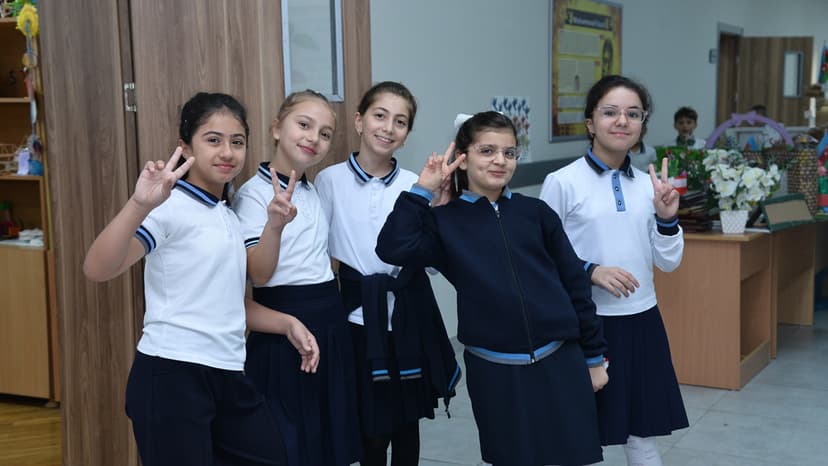 Şagirdlər vahid məktəbli geyimində (FOTO)